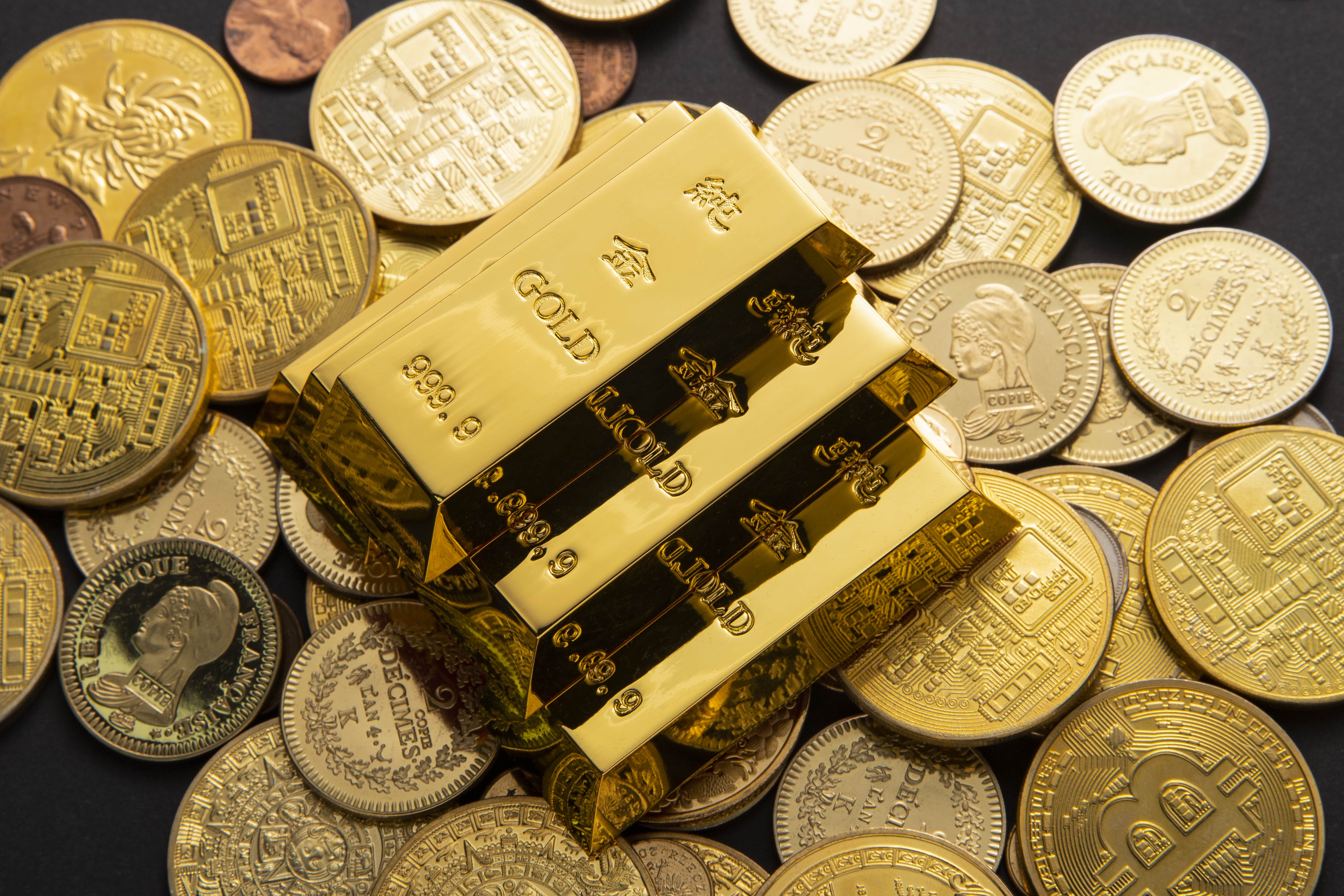 Gold price nearing drop below $1,900 mark